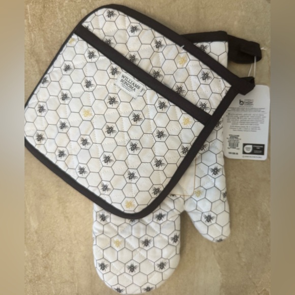 Williams Sonoma Honeycomb Oven Mitt & Potholder Set - Picture 8 of 10
